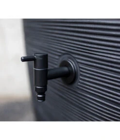 Capi Europe Kunststoff-Regentonne Rib, 130 L -Gardena Verkäufe 6695100 PR DE 001 RegentonneRibSchwarz130